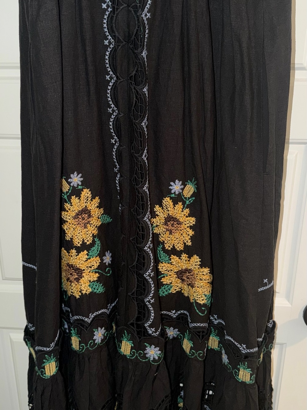 FARM RIO
Cross Stitch Sunflower Richelieu Lenzing™
Ecovero™ Euroflax™ Midi Dress - Picture 4 of 6